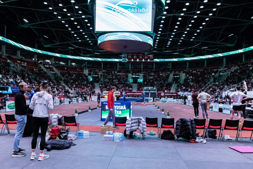 Plná Werk Arena při Beskydské laťce 2026, nad halou světelná tabule s názvem mítinku